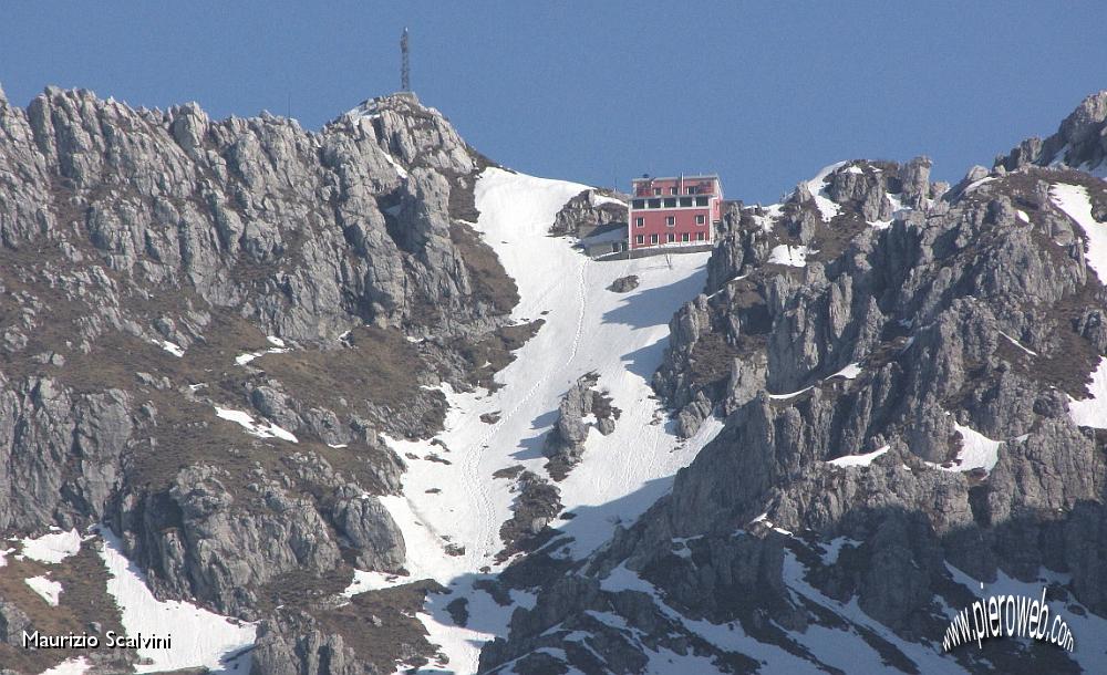 18 Zoom sul rifugio Azzoni.JPG